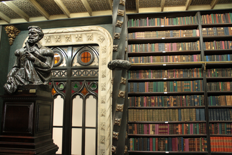 Illustration for article titled Its Friday. Lets Just Gawk at This Beautiful Library